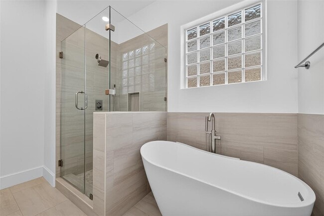 Building Photo - 1042 W 25th St