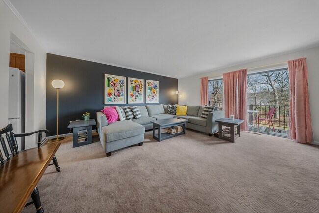 Building Photo - 83 Carriage Dr