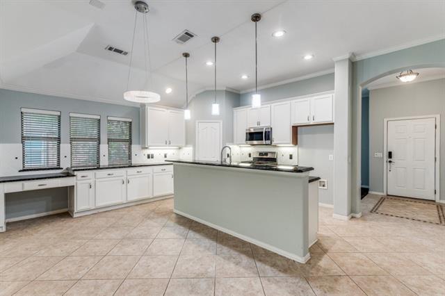 Building Photo - 2472 Deerwood Dr