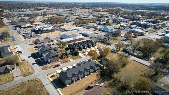 Building Photo - 112 W 2nd St