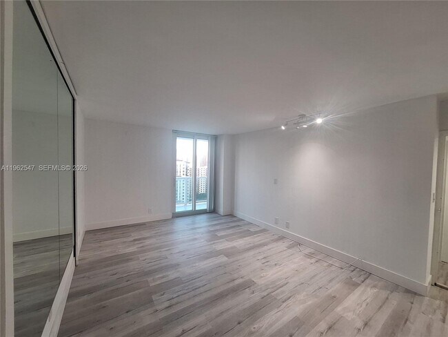 Building Photo - 100 Bayview Dr