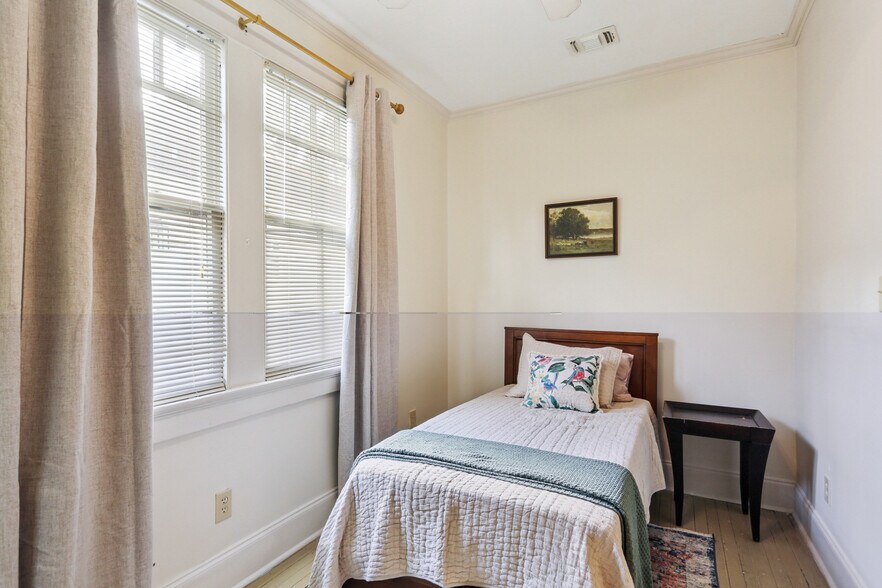 Building Photo - 2433 Palmer Ave