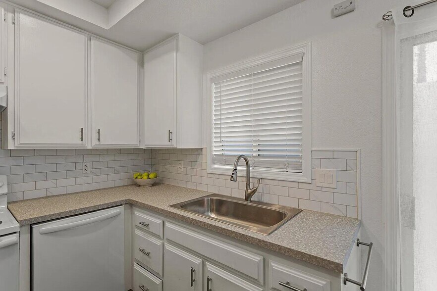 Building Photo - 39220 San Francisquito Canyon Rd