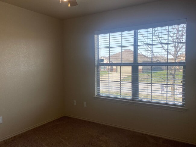 Building Photo - 3 Bedroom Conveniently Located