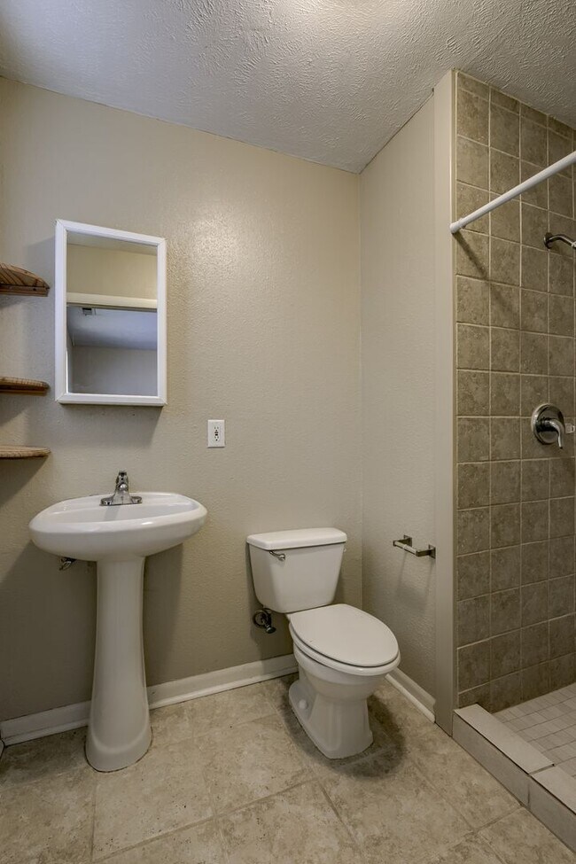 Building Photo - **$500 Move In Credit - SHORT TERM LEASE O...
