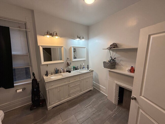 Building Photo - Luxury 3-Bedroom, 1-Bathroom House in Sout...