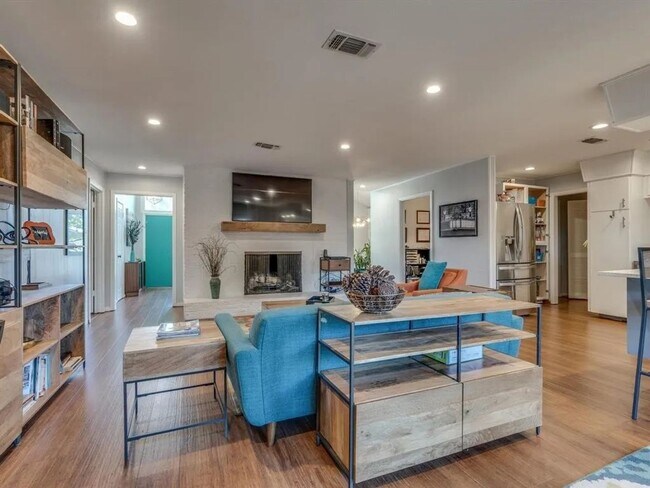 Building Photo - Spectacular Home in Holiday Heights Add!  Come see Me!! I can be yours!!