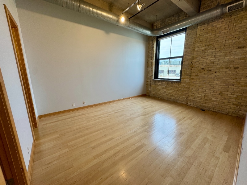 Building Photo - 239 E Chicago St