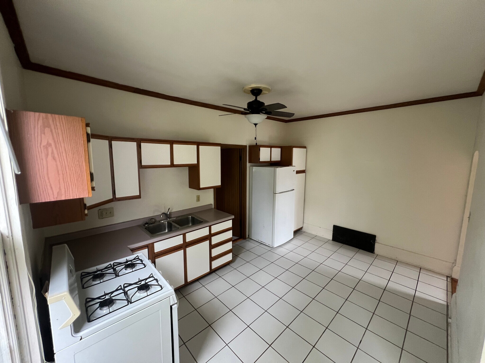 Building Photo - 823 West Ave S