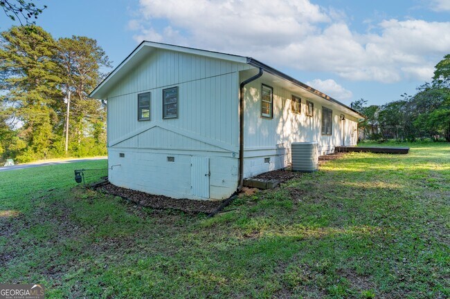 Building Photo - 2290 Pinetree Ln NE