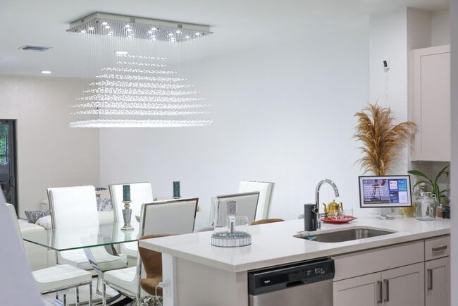 Building Photo - 148 SE 5th Ct