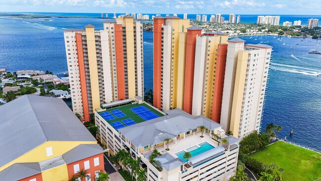 Building Photo - 2650 Lake Shore Dr