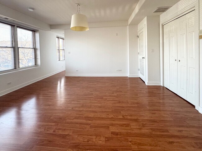 Building Photo - 4335 W Irving Park Rd