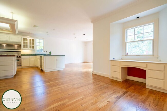 Building Photo - Spectacular Hill Top Home W/ Expansive Vie...