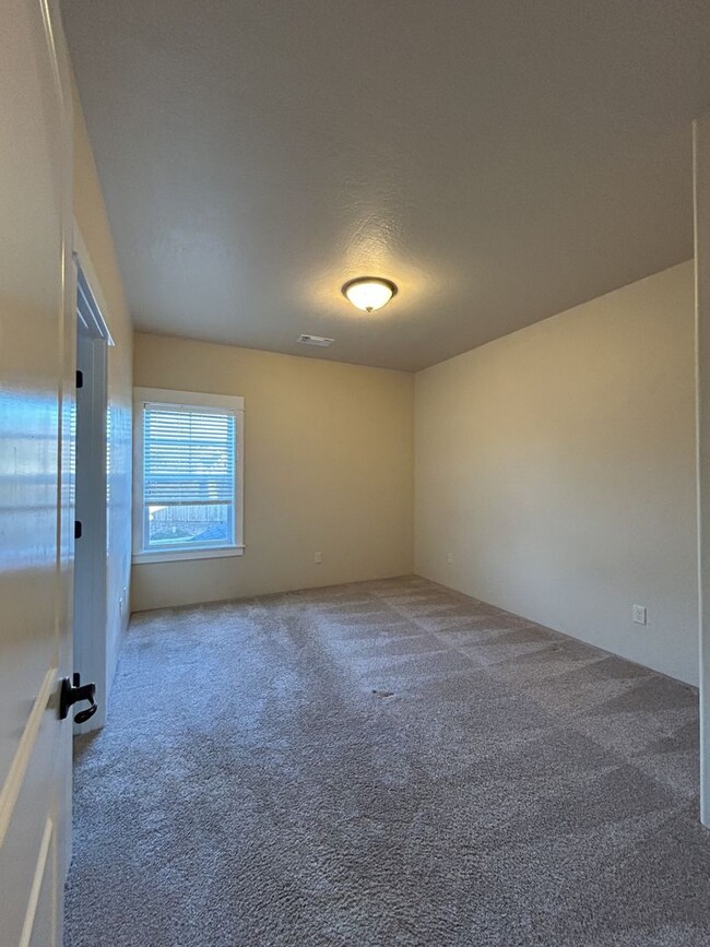 Building Photo - 3 Bedroom 2 Bath Townhome with Attached Ga...