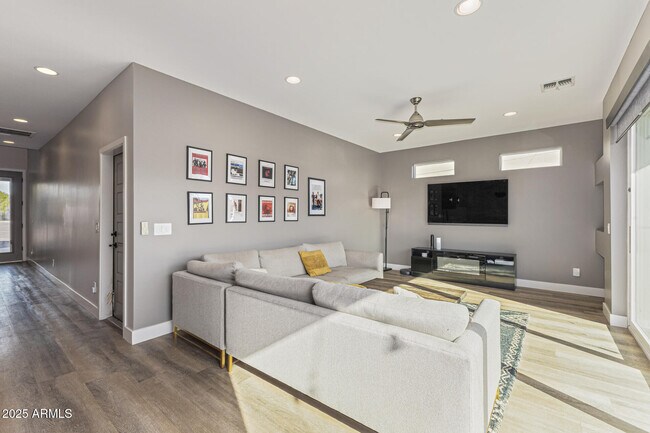 Building Photo - 2315 E Pinchot Ave