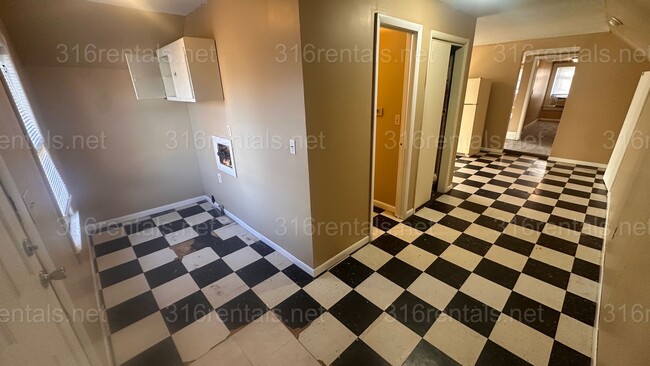 Building Photo - $695 - 2 bed 1 bath - Multi Family Home