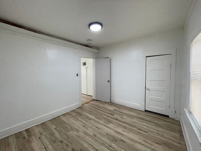 Building Photo - Spacious 2-Bed 1-Bath House