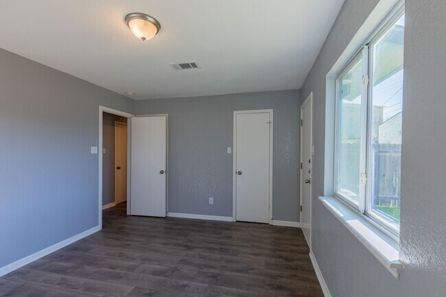 Building Photo - Rawhide Loop, 317/319