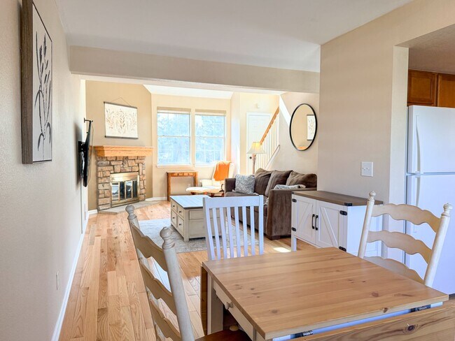 Building Photo - Open and Bright Corner Unit