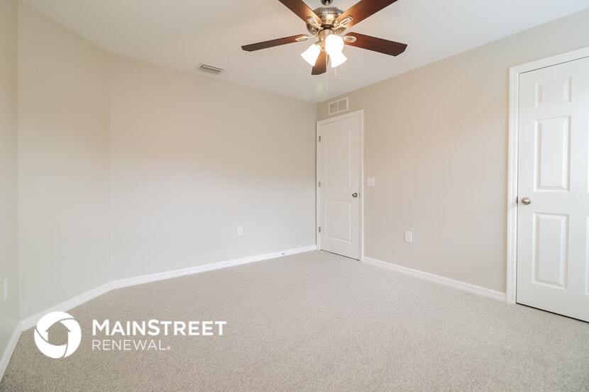 Building Photo - 719 Center Lake St