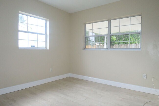Building Photo - 1/2 OFF 3 Bedroom, 1 Bathroom Home for Ren...