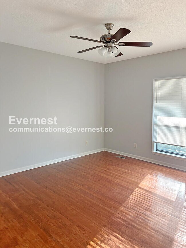 Building Photo - 3 Bed/2.5 Bath Home with Garage / Pet-Friendly / Vouchers Accepted /Available Now!