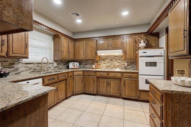 Building Photo - 9009 Lakeaire Dr