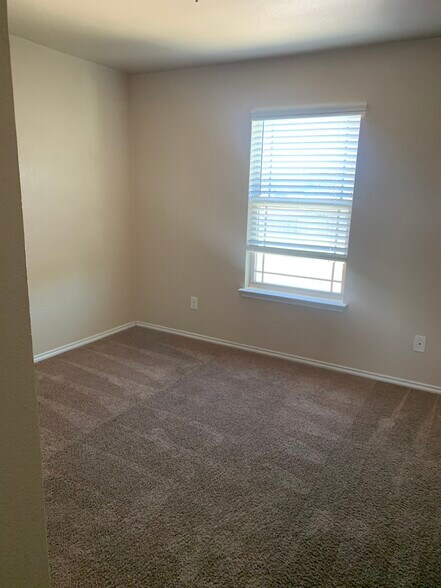 Building Photo - 935 Brookview Dr