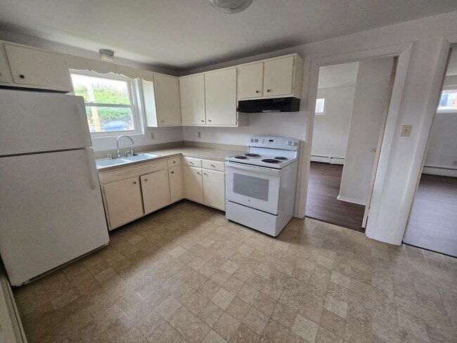 Building Photo - 1st Floor 2-Bedroom, 1-Bathroom Apartment ...