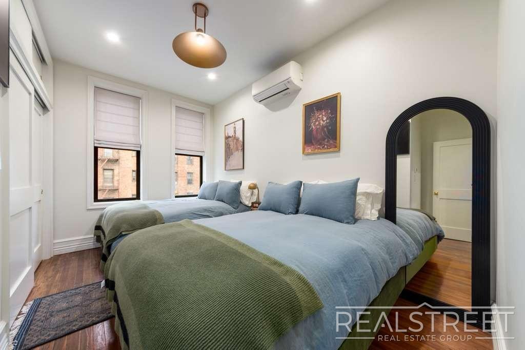 Building Photo - Refined Top-Floor 3-Bed Home in a Restored...