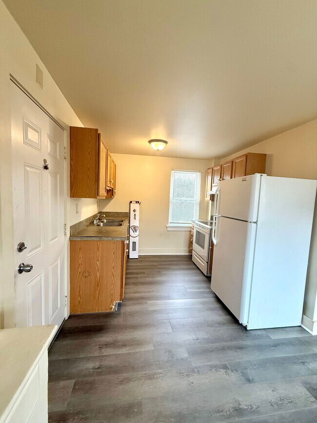 Building Photo - 154 E Main St