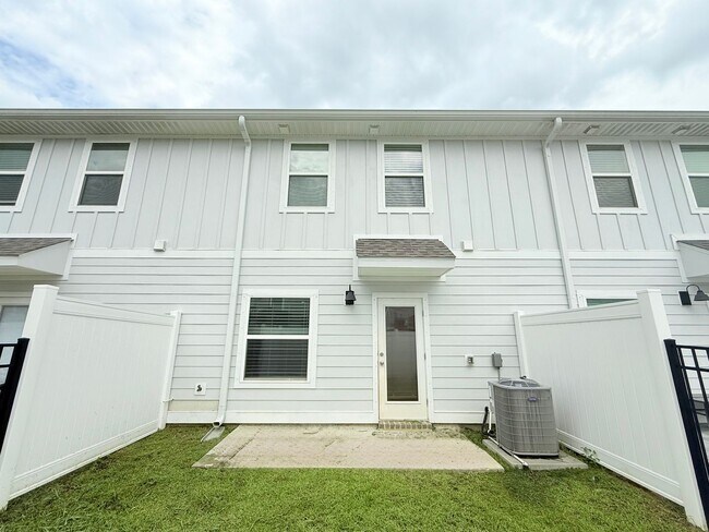 Building Photo - Stunning Townhome – Prime Pensacola Location