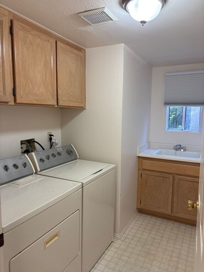 Building Photo - Four Bedroom Home in Sante Fe Hills, San M...