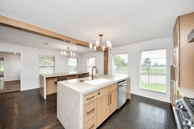 Building Photo - Luxury Living Meets Modern Elegance in the Heart of Houston