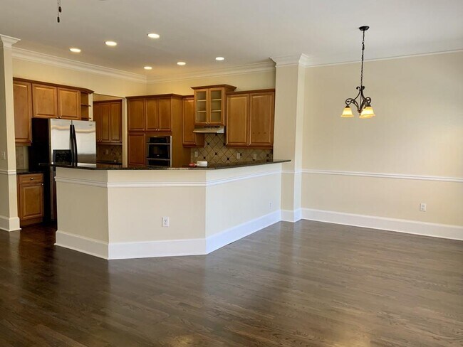 Building Photo - 5460 Glenridge View NE