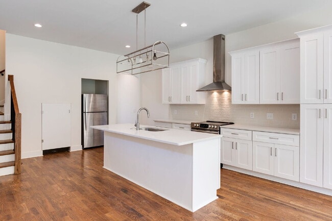 Building Photo - "Charming 4-Bedroom Nashville Oasis with Elegant Hardwood Floors & Private Guest Suite!"