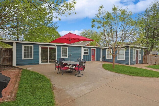 Building Photo - Amazing Historic 1940's Home in Original C...