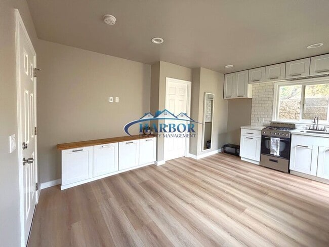 Building Photo - 543 W 5th St