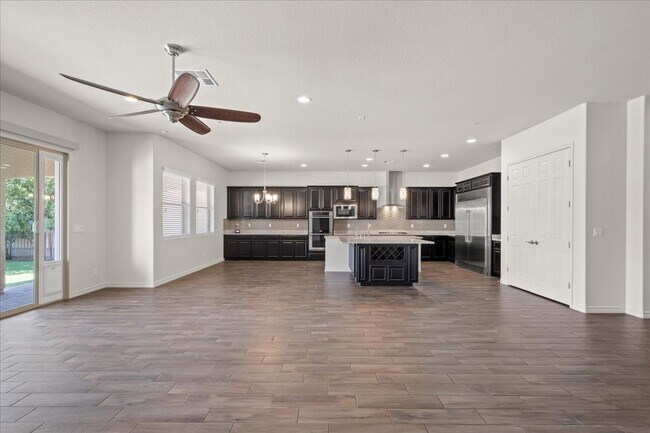 Building Photo - Fabulous Home with NexGen Sutie!