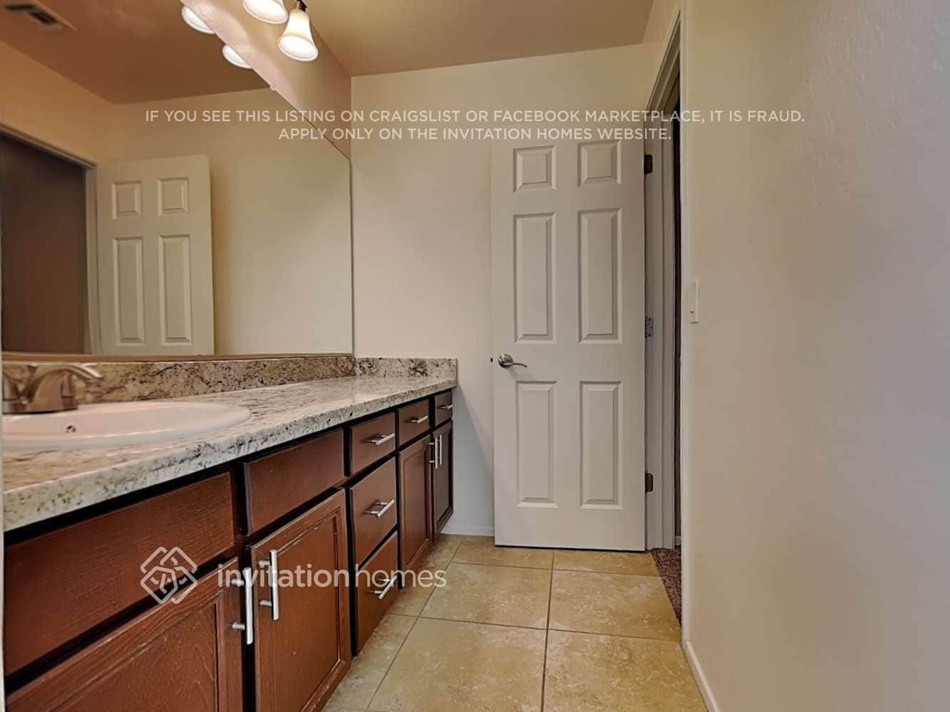 Building Photo - 225 N Sandal