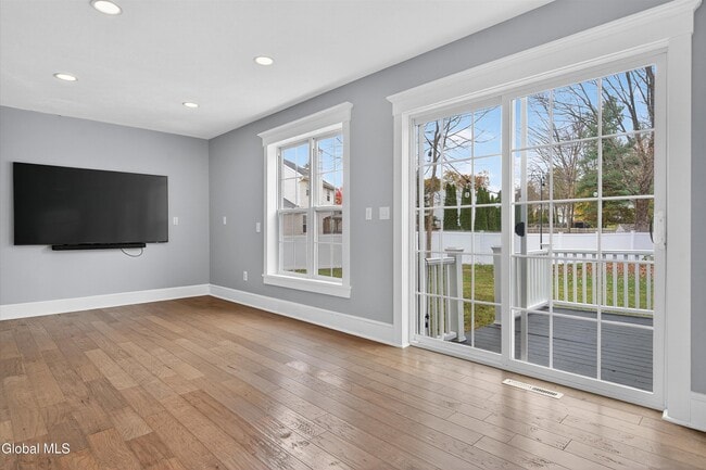 Building Photo - 716 Adams Cir