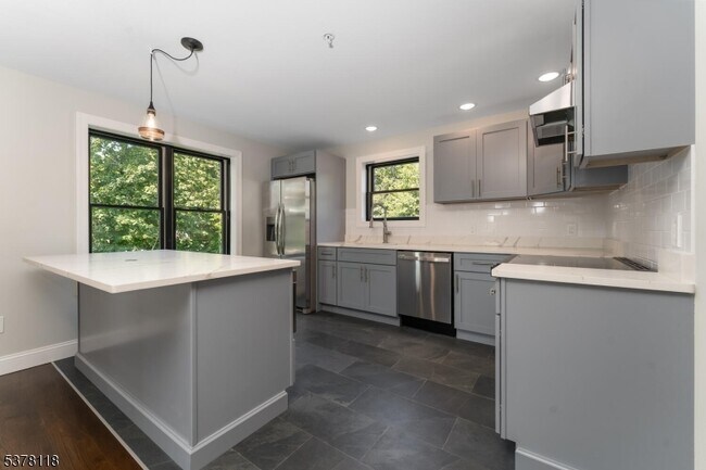 Building Photo - 535 St James Ave