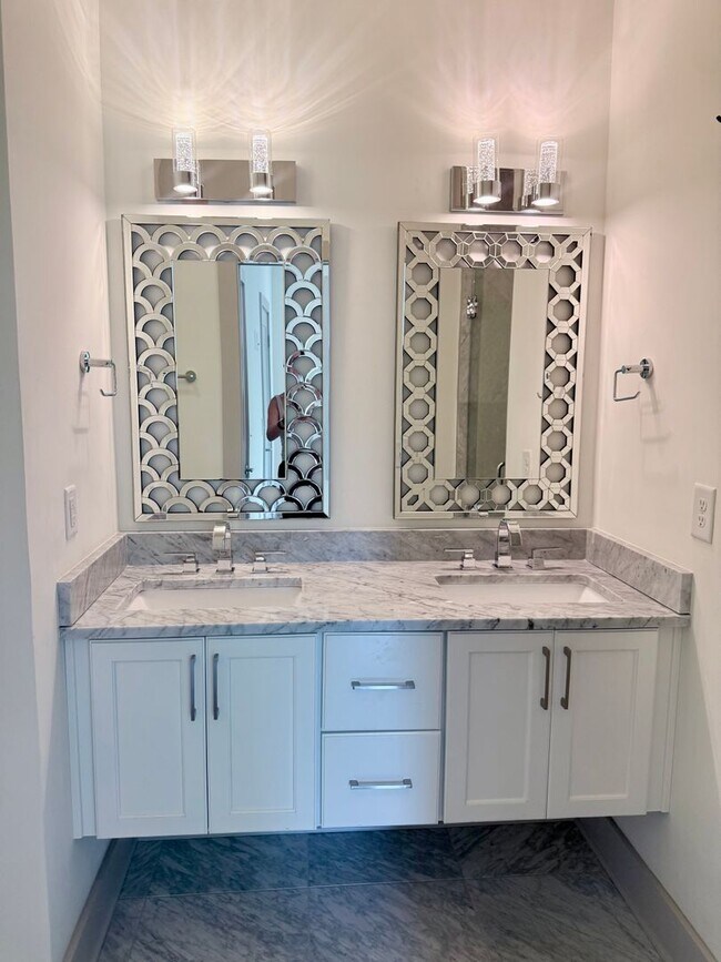 Building Photo - 3 bedroom/3.5 baths/ 12th S