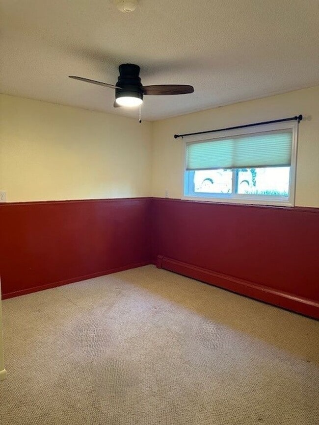 Building Photo - The Perfect Family Home! Large Yard, Deck ...