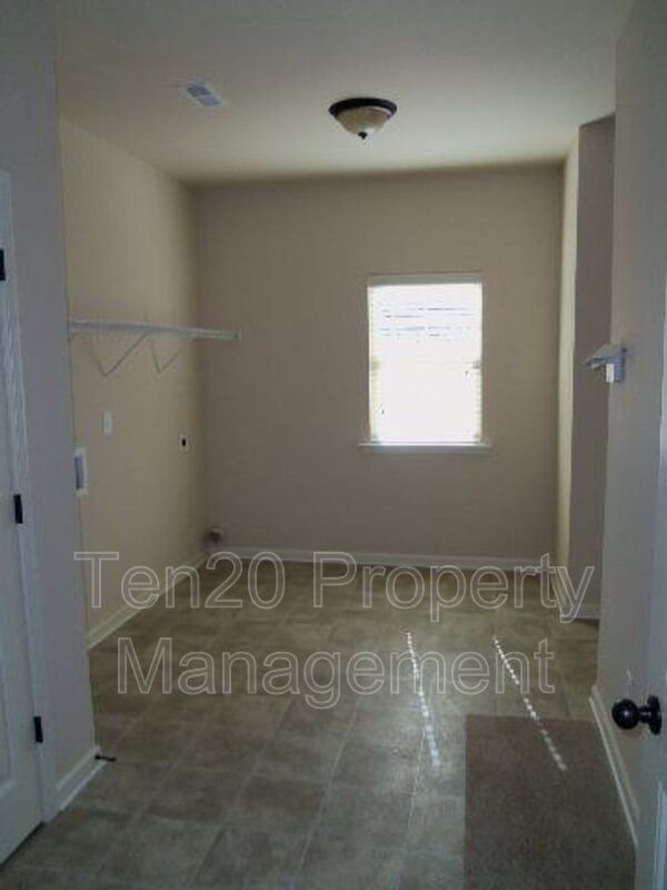 Building Photo - 1310 Ingersoll Dr