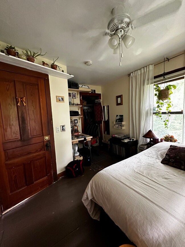 Building Photo - Spacious 5BR/2.5BA Home in Madison - Avail...