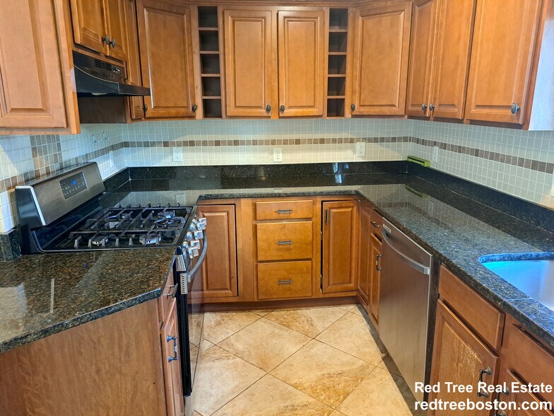 Building Photo - 158 Baker St