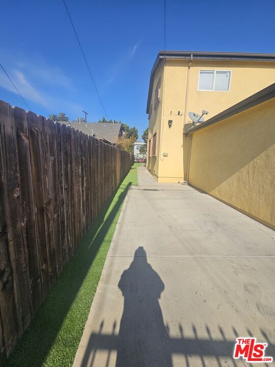 Building Photo - 858 W 43rd Pl