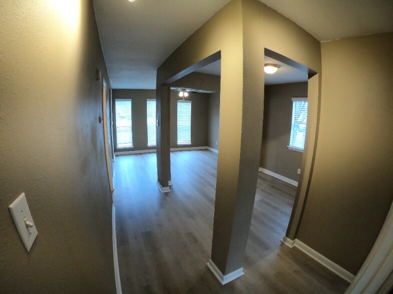 Building Photo - 404 Manuel Dr